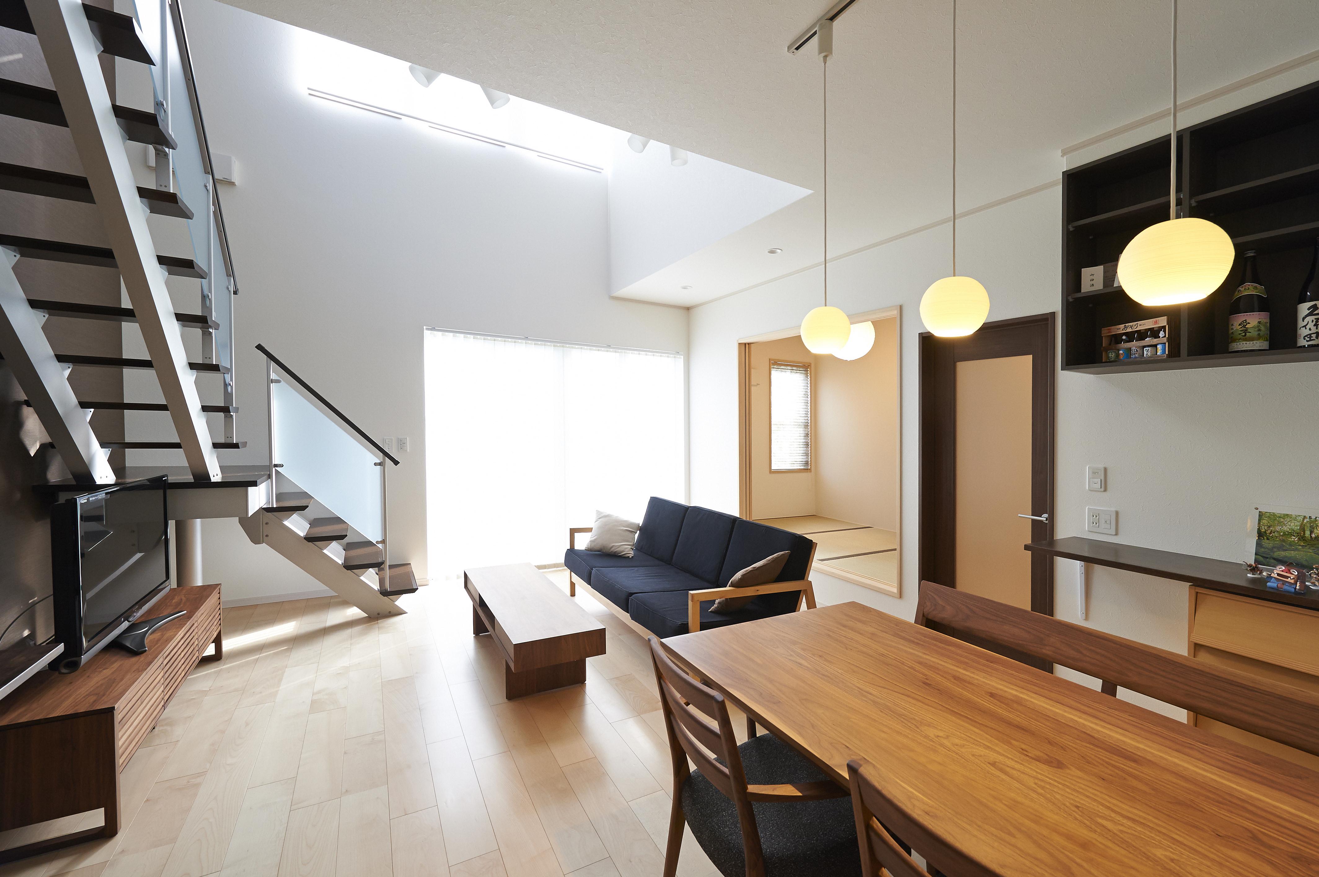 大きな吹き抜けのブラウンカフェ