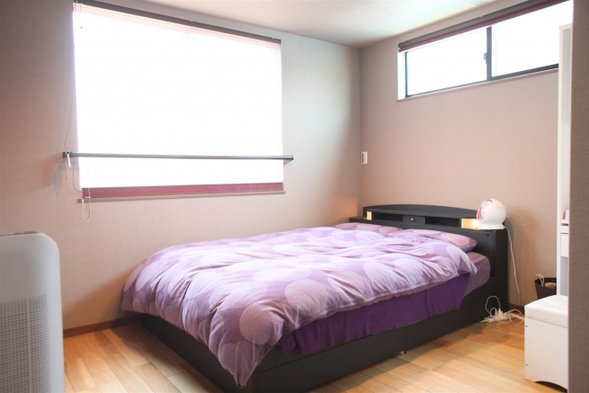 明るい寝室は、開放的で心地よい空間です。