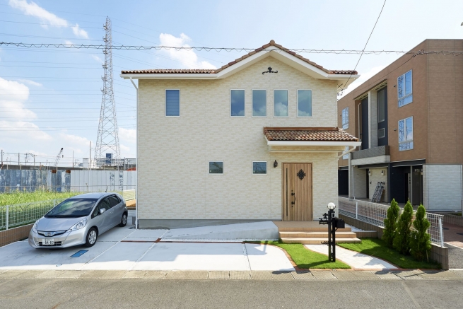 通りに面した大きな窓は設けず、プライバシーを確保しました。