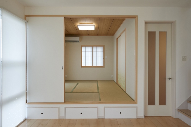 自然素材の畳の部屋があるだけで、なんとなく落ち着きます。客間にも、ちょっと休憩するにも、畳のお部屋は心地よいものです。