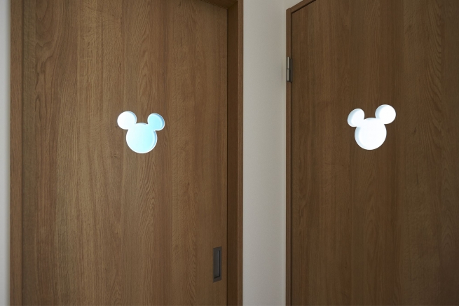 ディズニー好きの施主様の遊び心が見える建具です。すりガラスから光が漏れて、本当にカワイイです！