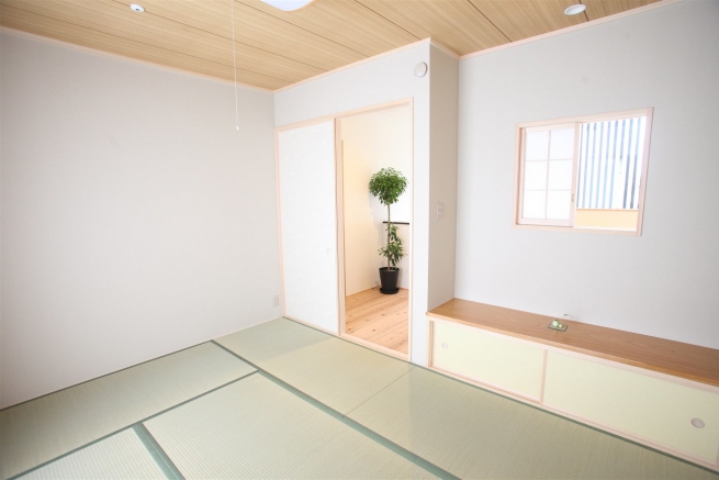 モダン和室の小窓は玄関の吹き抜けと繋がっています。