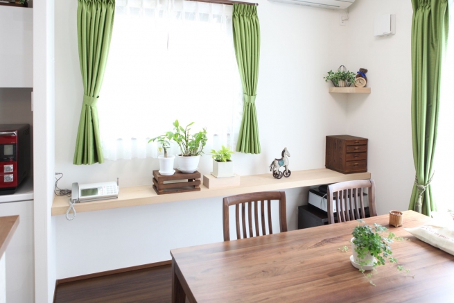 以前住んでいた家の上がり框（あがりがまち）を再利用した棚です。キレイに磨き美しい木肌にしてから造り付けました。