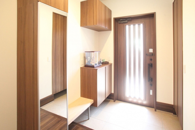玄関にはちょこっと置台やベンチになる高さに棚を設けました。この木材も以前住んでいたお家の古木を再利用しています。