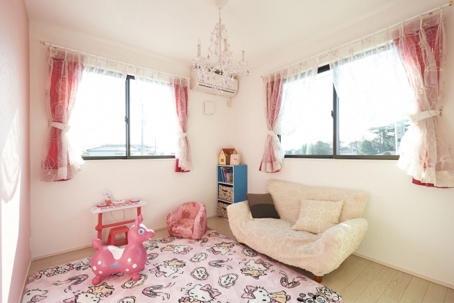 女の子の部屋。ピンク一色のカワイイお部屋。日当たり抜群で、手前側にはクロゼットもあり大きくなるまでしっかり対応できるお部屋です。