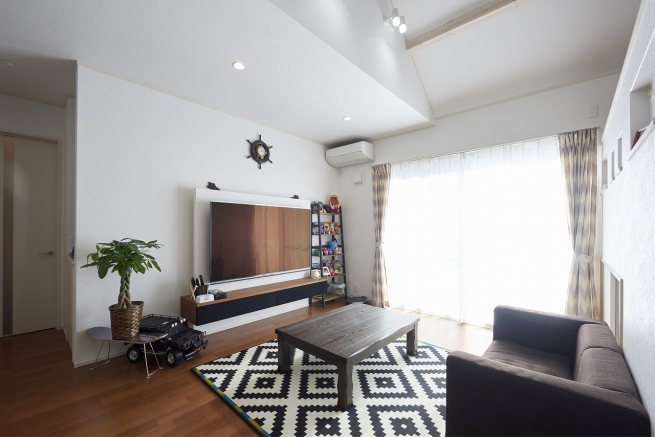 造り付けのTV台はお掃除もしやすくお部屋がスッキリ。出っ張っている部分には間接照明が付いています。