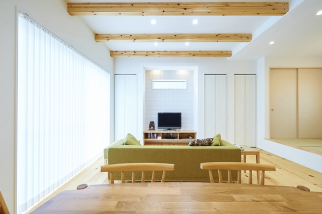 256cmの大きな窓から差し込む光はお部屋に解放感と明るさを与えてくれます。