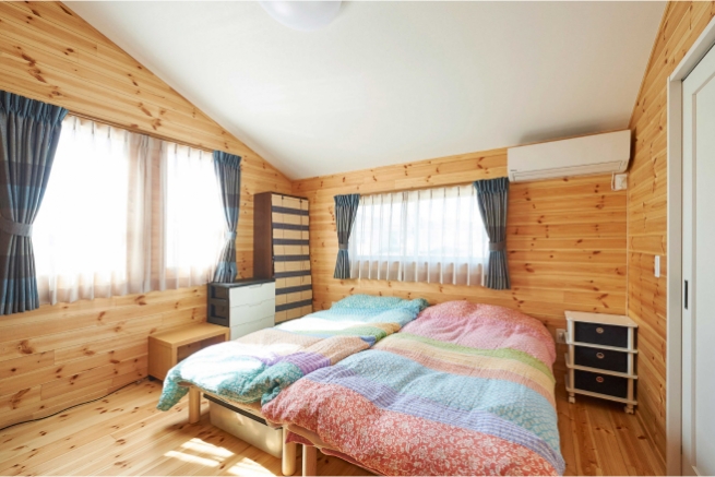寝室も木貼です。リラックス効果もあるので、ぐっすり眠れそうですね。