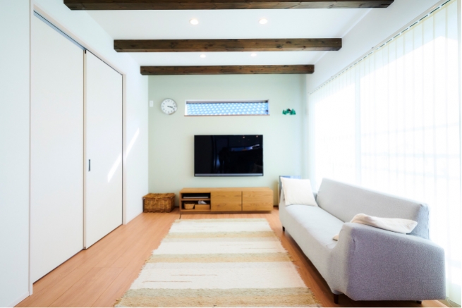 梁の印象が、明るく淡い色合いをぐっと引き締めてくれます。
