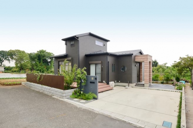 和モダンをこだわり抜いたお住まいは外観も和の趣を醸し出しています。