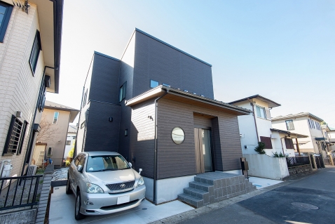 黒の外壁に凛とした佇まい