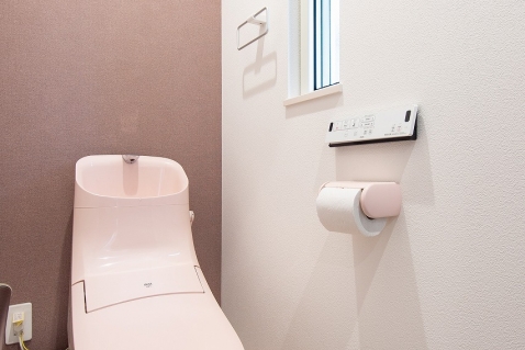アクセントクロスでトイレも落ち着いた空間に演出