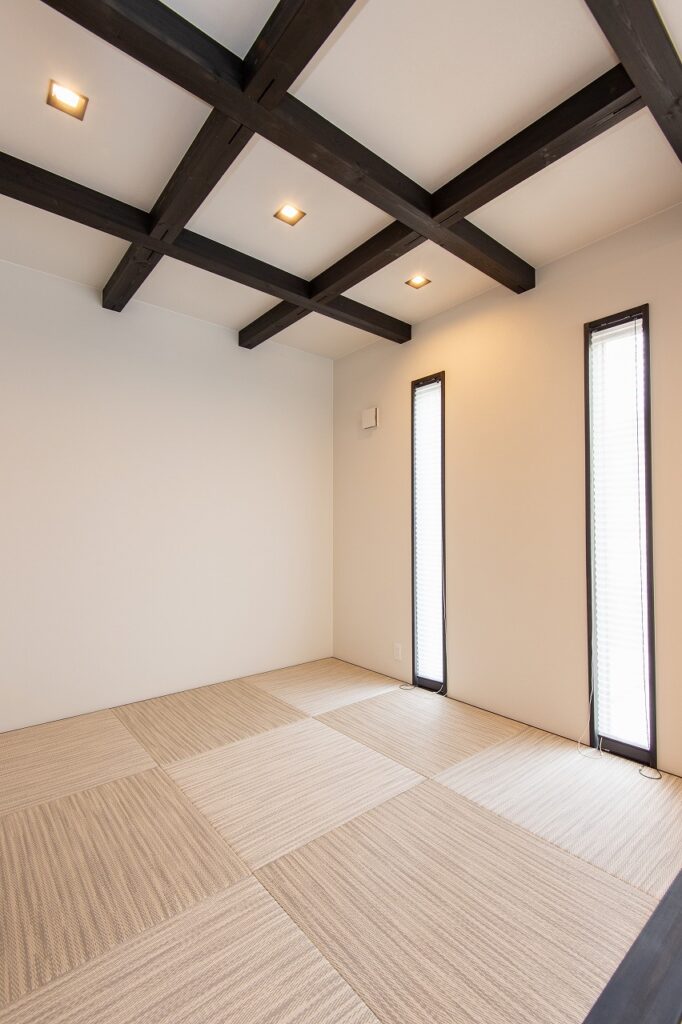 天井の梁表しが印象的な畳スペース