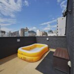屋上にはプールを出して子供の遊び場に
