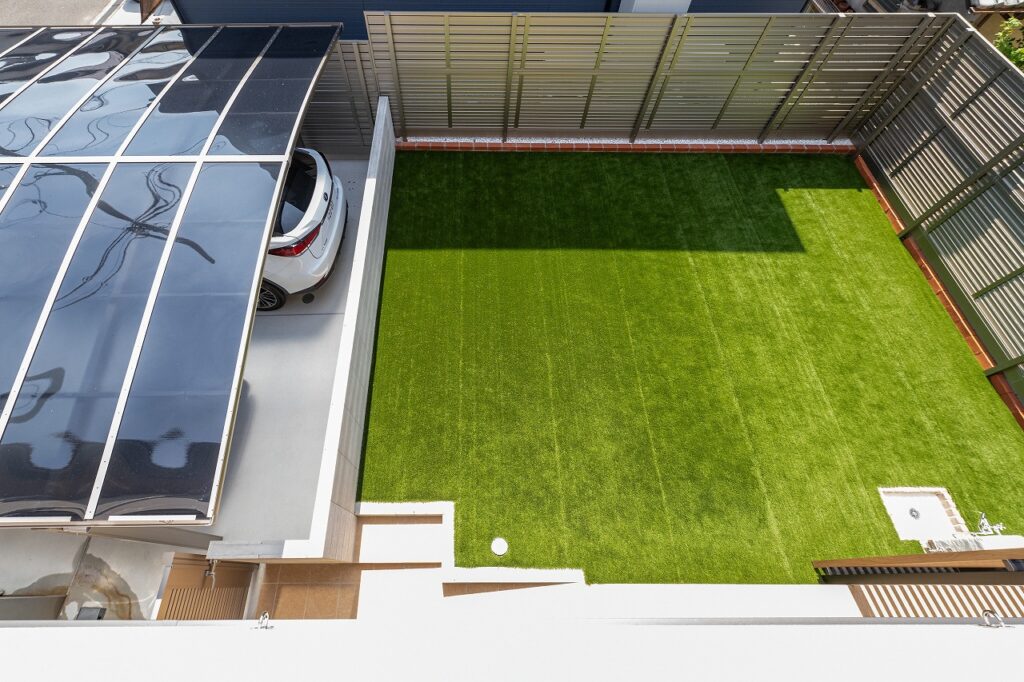 広々とした人工芝の庭