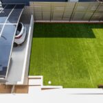 広々とした人工芝の庭