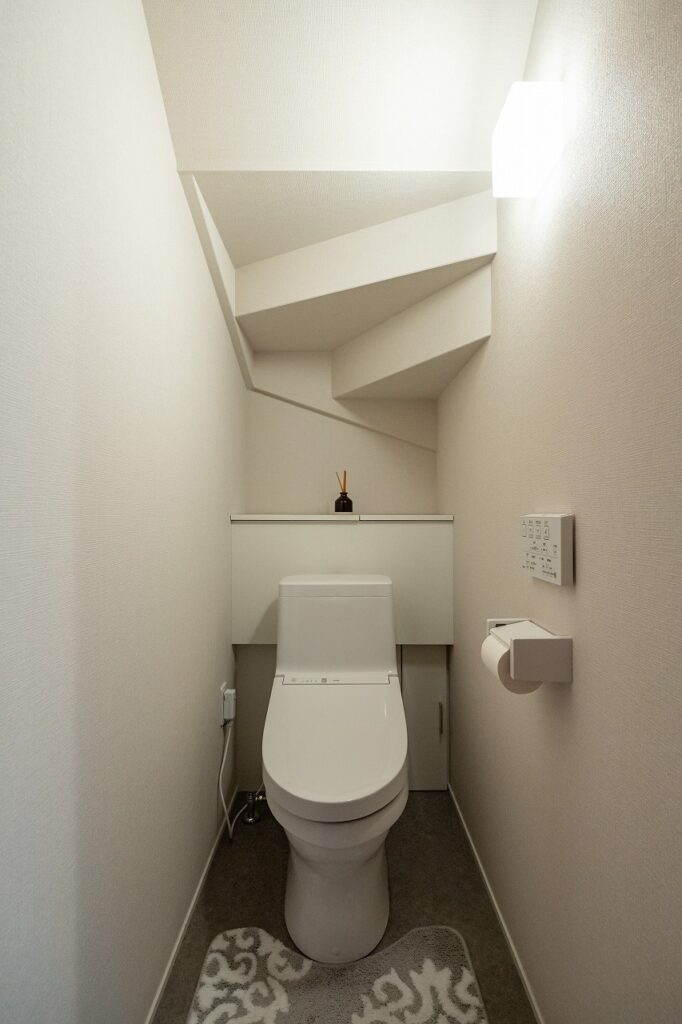 階段下のトイレ