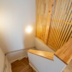 木の格子をアクセントに