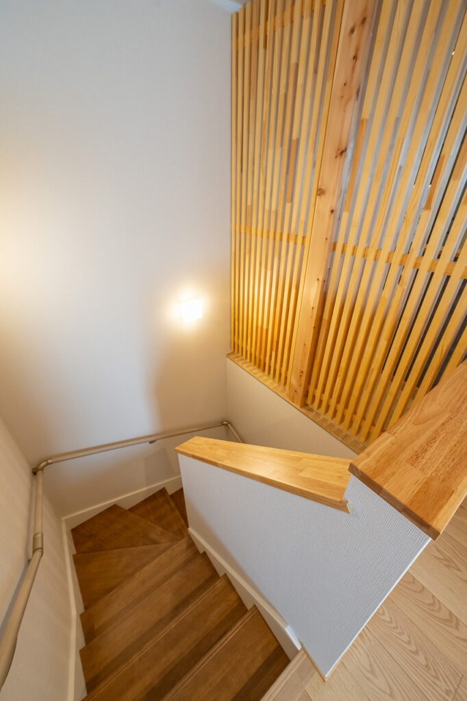 木の格子をアクセントに