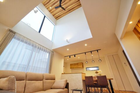 天井の高い家とは何cmから？　メリット・デメリットや後悔しないための部屋別アイデアまで解説